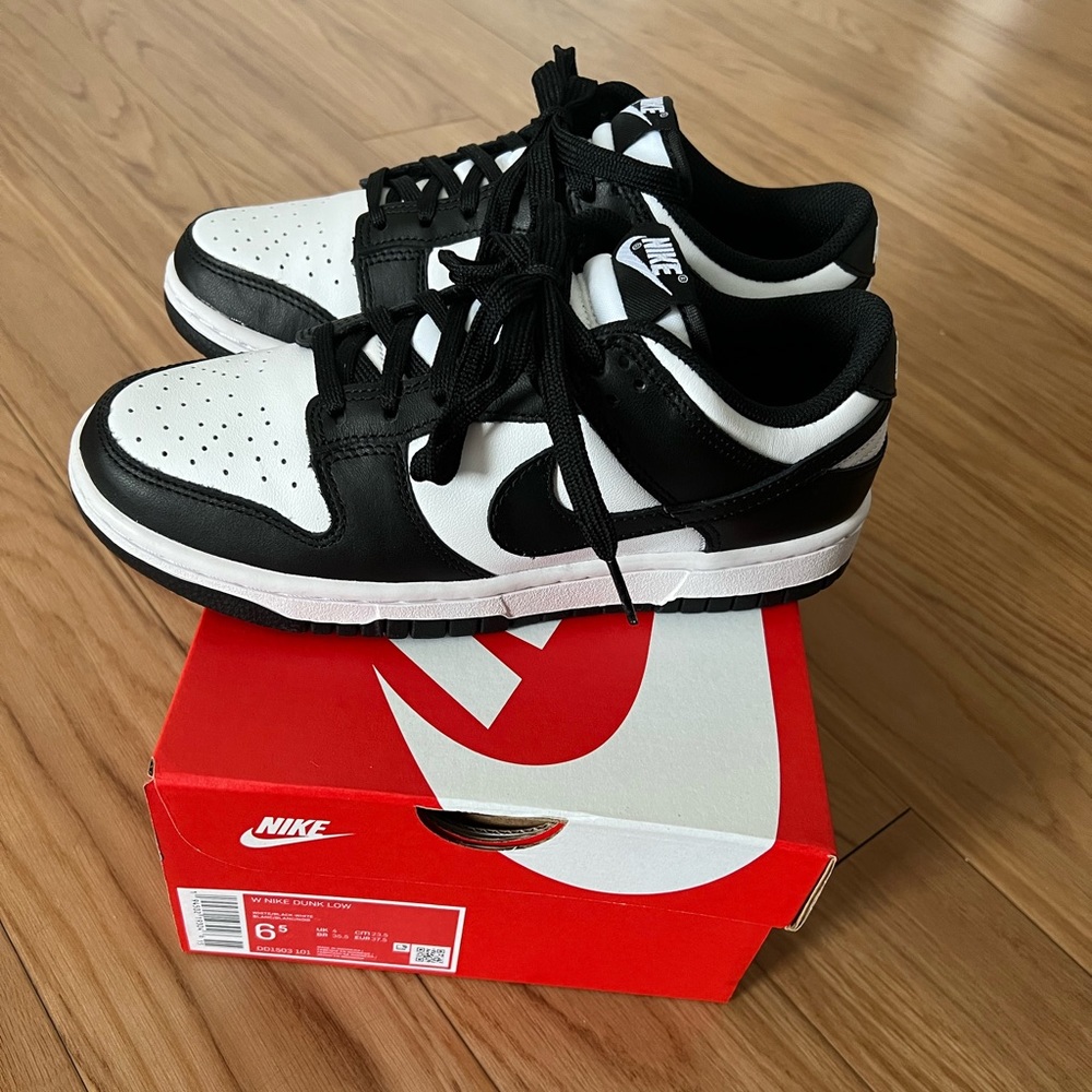 Women’s Nike Panda Dunk Low
